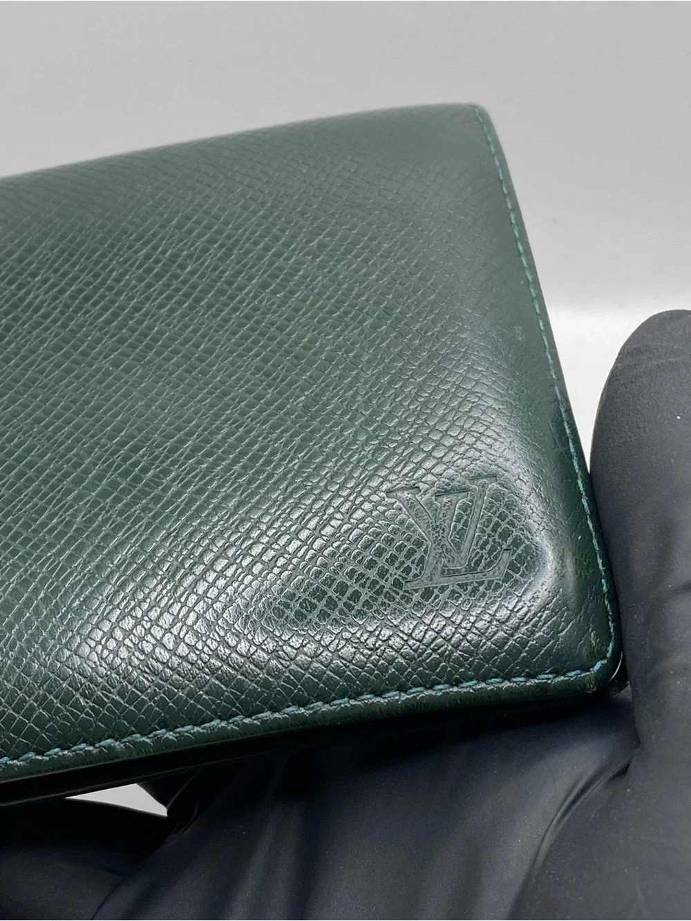Louis Vuitton green taiga leather Porte-Documents 3 Card Folded Wallet